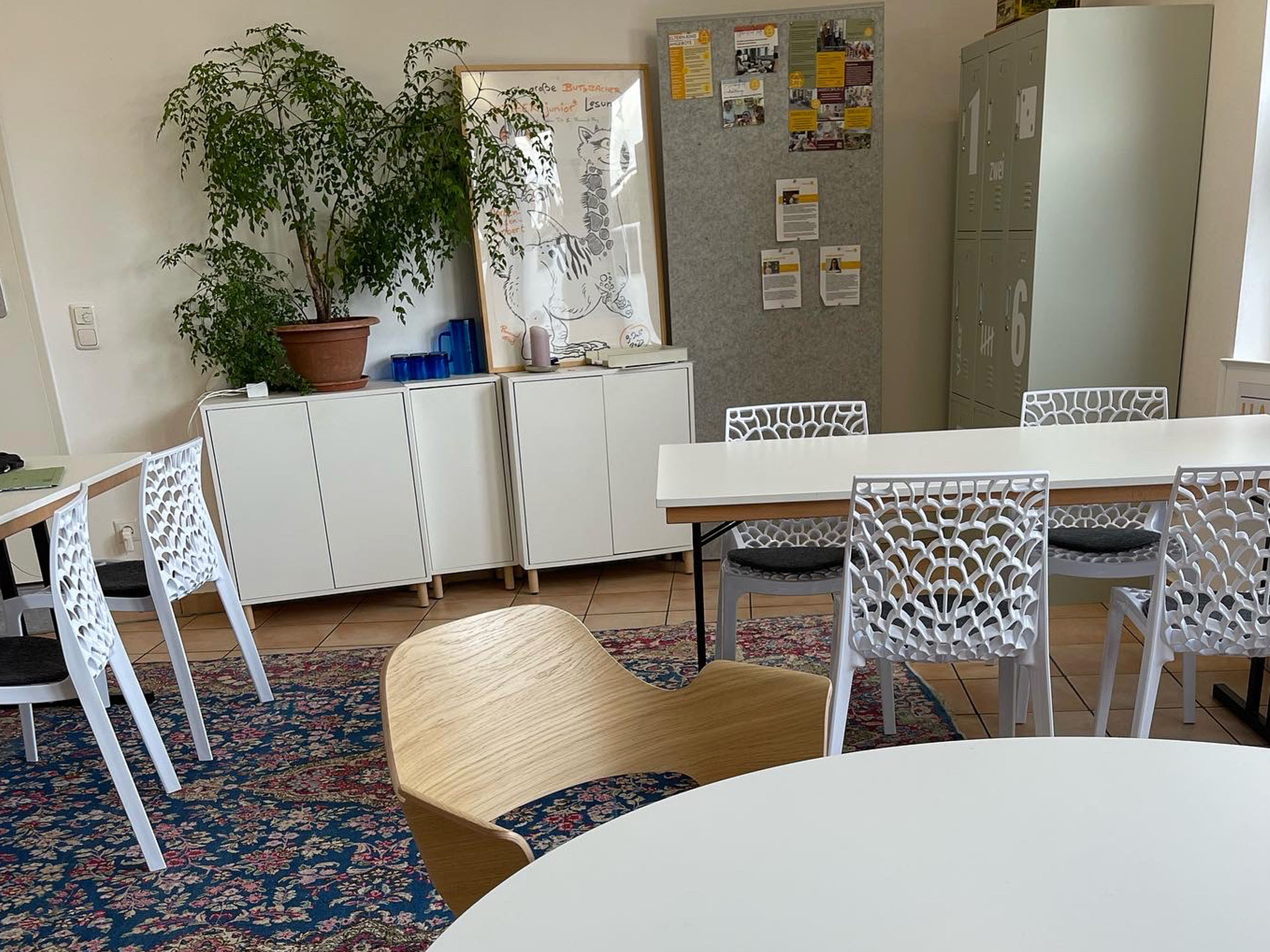 CoWorking Raum mit 3 Tischen